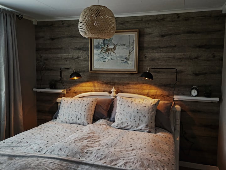 1号卧室（一楼）：宽敞的双人床（180X200）、内置衣柜、暖气、窗户遮光窗帘和内置百叶窗。  