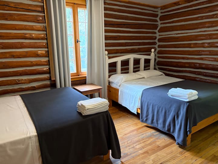 Chalet Jumelé En Bois Rond – Authentique  (1924) - Saint-Hippolyte