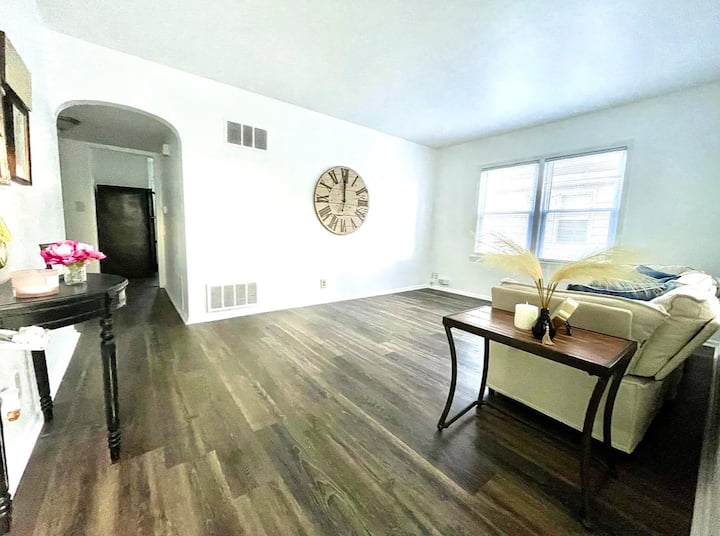 Cozy 2 Bedroom Home - Wauwatosa, WI