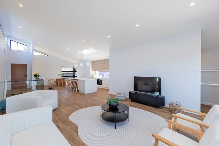 Luxury 3 Bedroom Escape With Stunning Views - Tamworth