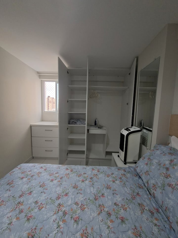 خزانة ملابس واسعة. مكواة. 