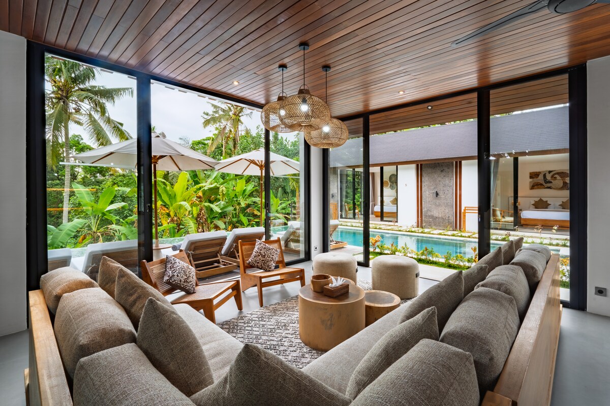Villa in Ubud · ★4.55 · 5 bedrooms · 7 beds · 5.5 baths, comparabile Airbnb