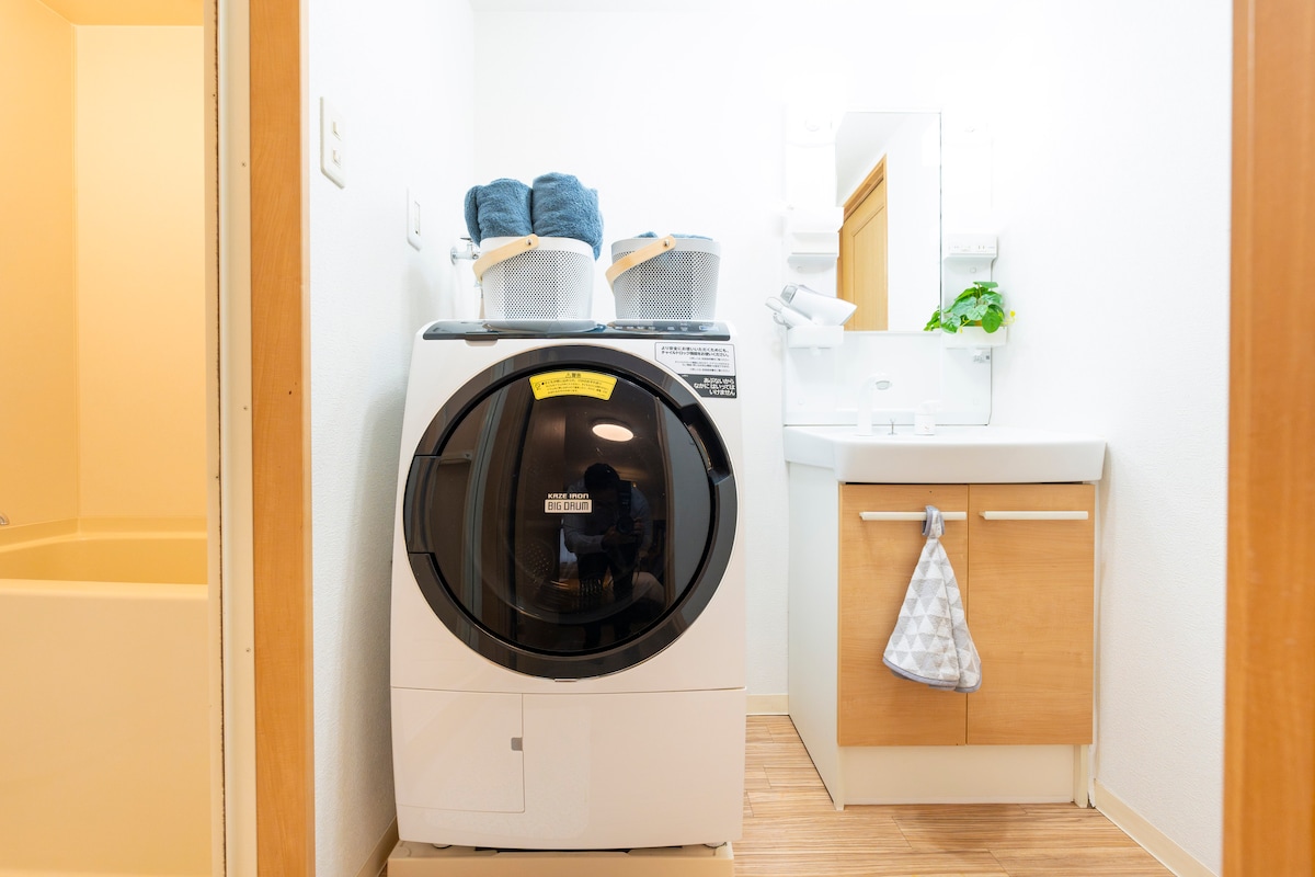 ご滞在中は、日立の洗濯乾燥機をご利用いただけます。
長期滞在に最適で、1台の洗濯機で簡単に洗濯と乾燥ができます。