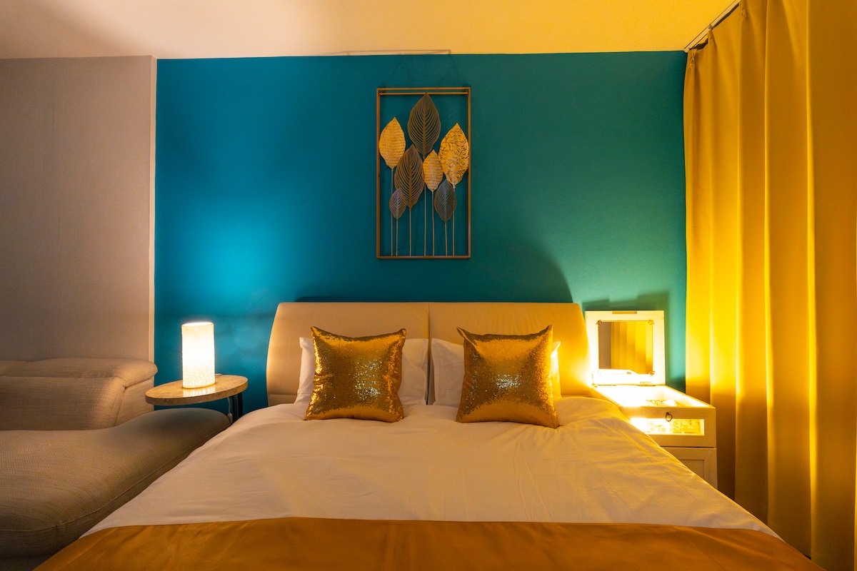 神戸の海と関西の洗練されたラグジュアリーにインスパイアされたエレガントな寝室。
ゴールドのアクセントと柔らかな照明が、落ち着いたリラックスした夜の雰囲気を演出します。