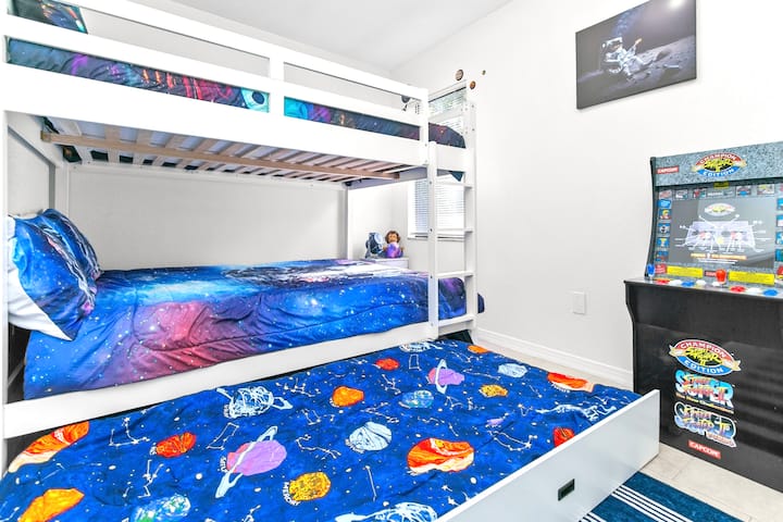 1 Airbnb • Arcades• Launch Views • Shuttle Mural - Houses for Rent