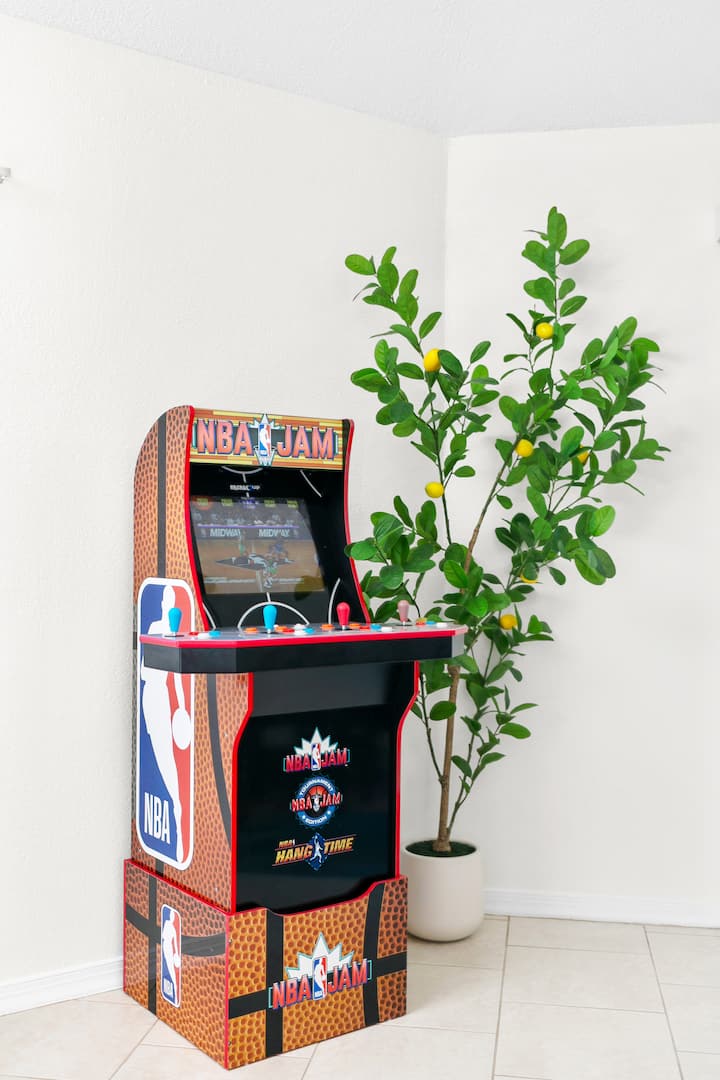 CORTIS Airbnb エアビ ポップアップ グッズ 1 Airbnb • Arcades• Launch Views • Shuttle Mural - Houses for Rent