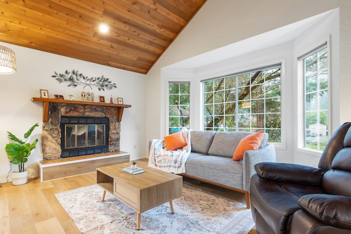 Riverfront Gem: Hot Tub • Spacious • Pet Friendly - North Bend, WA