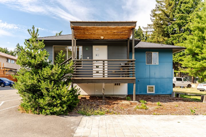 Step Out To The Linkstay In Modern Blue House - SeaTac, WA