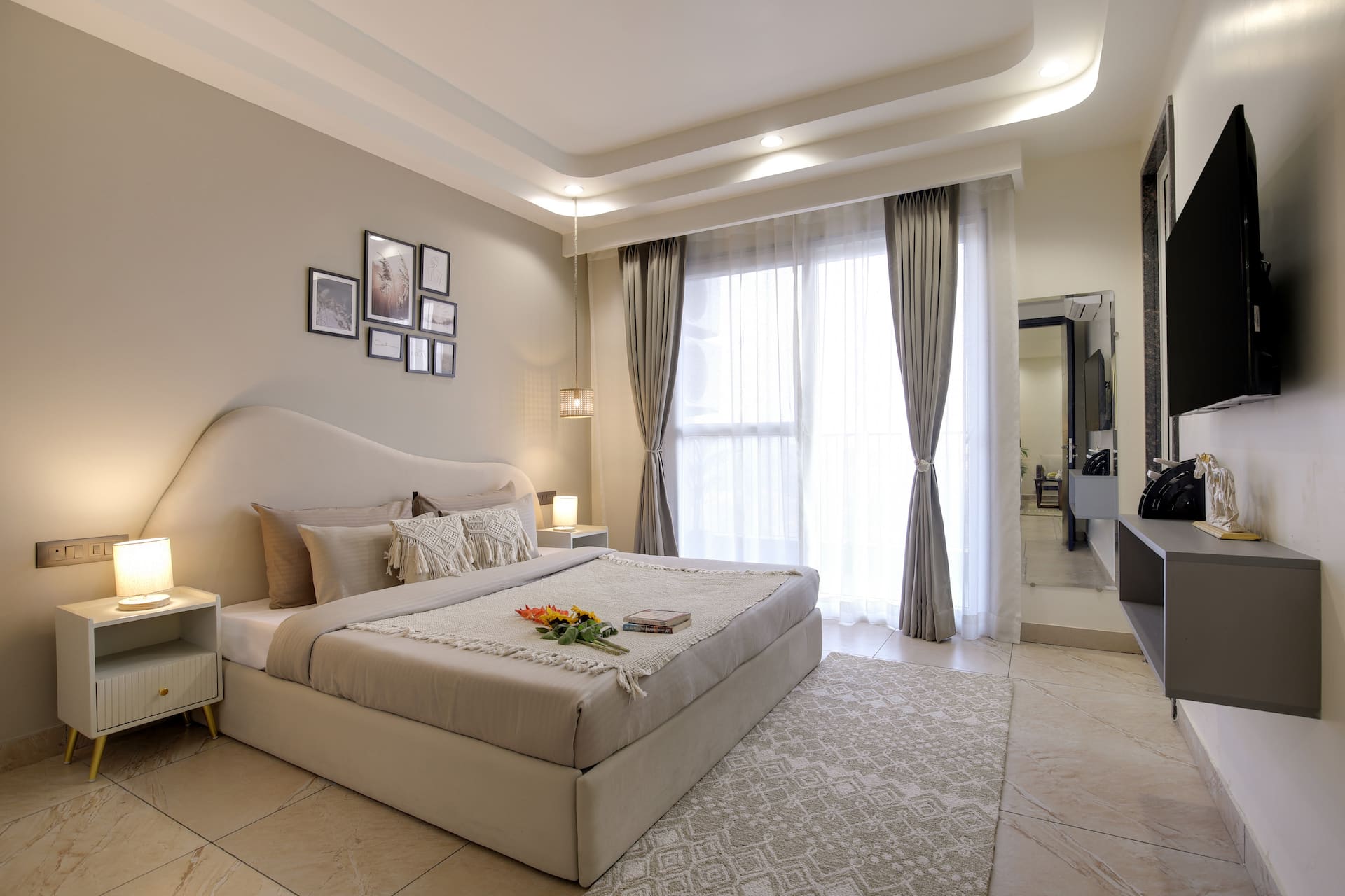 Stylish Luxury 1BHK w/ Balcony | Prime DLF Phase 3