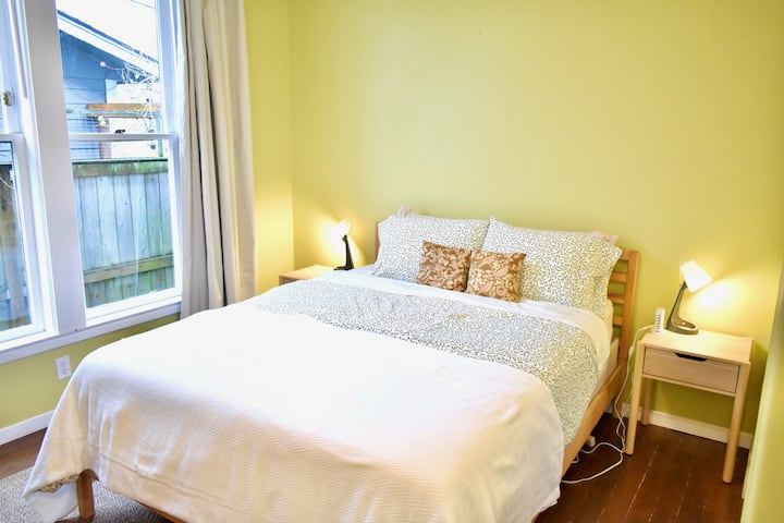 标准双人床，床头柜上有充电端口