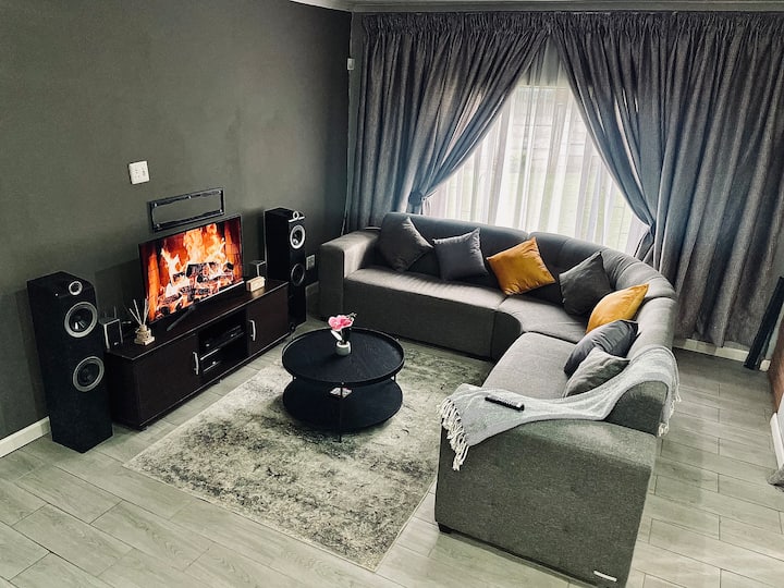 16 On Les De Jager
- A Modern Family Home - Pietermaritzburg