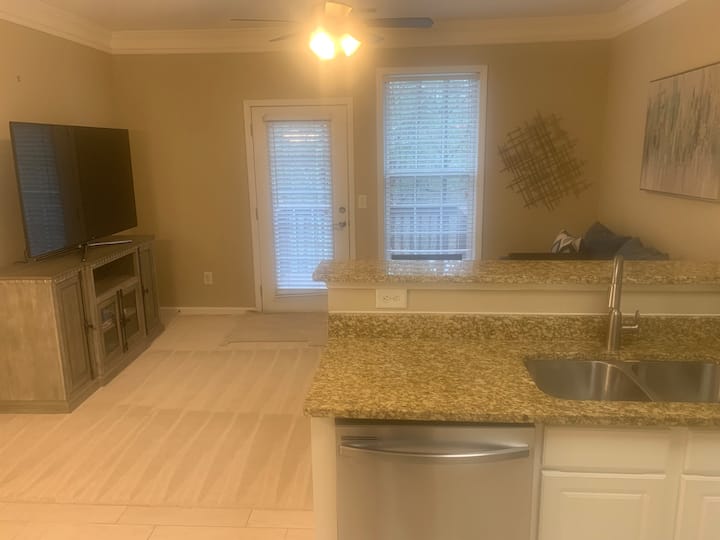 The Quiet Getaway Townhome - ブフォード, GA