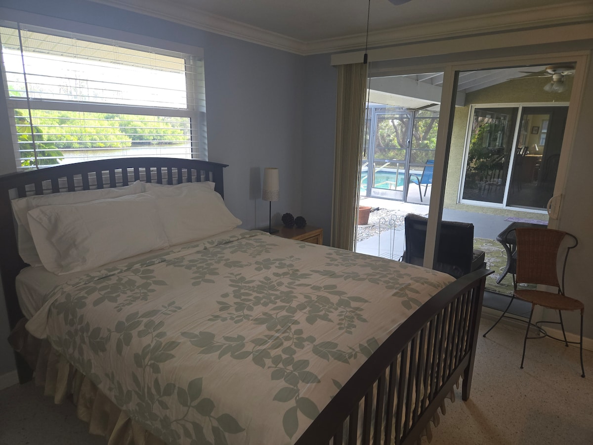 kjo dhomë gjumi në pjesën e pasme të shtëpisë hapet në verandë me një derë rrëshqitëse. Dritaret janë përballë ujit dhe portit, ndërsa verandë është anash.