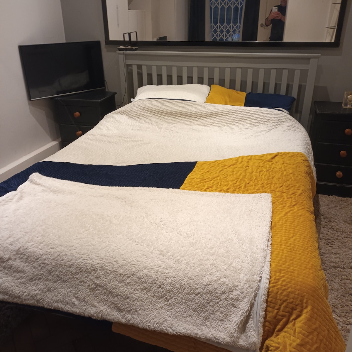 Una cama doble tamaño king con armarios junto a la cama, armarios empotrados disponibles para tu equipaje. 