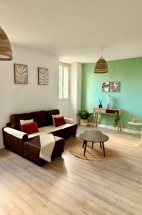 Top performing Airbnb: Bright T2 • 8 min Almanarre Beach + Station in Hyères