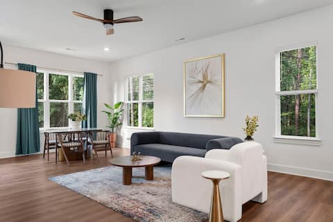Top Airbnb: Modern 4BR Retreat Near CLT Airport & Uptown in Ponderosa / Wingate