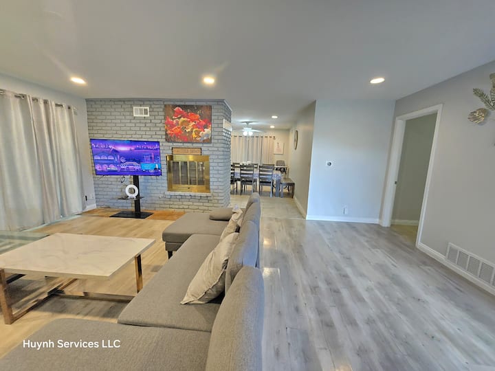 Largefront3bd2bt3drivewayparkingspotsdisneypool - Garden Grove, CA