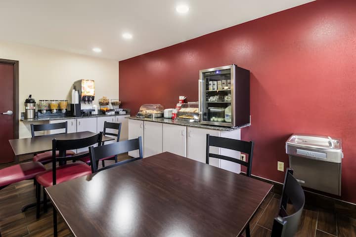 Relaxing Room For Road Travelers W/ Seasonal Pool - Murfreesboro, TN
