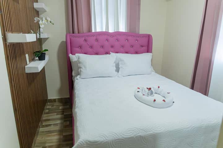 Een ruimte voorbereid met zorg en genegenheid, ontworpen om comfort en rust te bieden. De kamer is licht, schoon en gezellig, met eenvoudige details die warmte en welzijn overbrengen, om je verblijf aangenaam te maken vanaf het moment dat je aankomt.