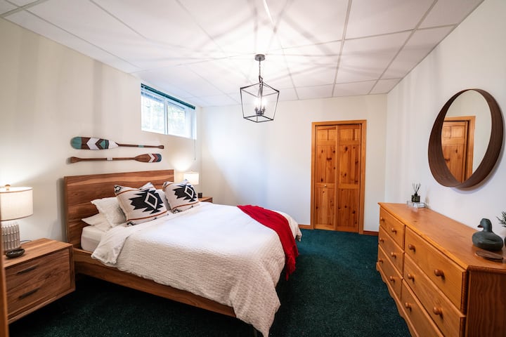 Bedroom 4: Queen Bed