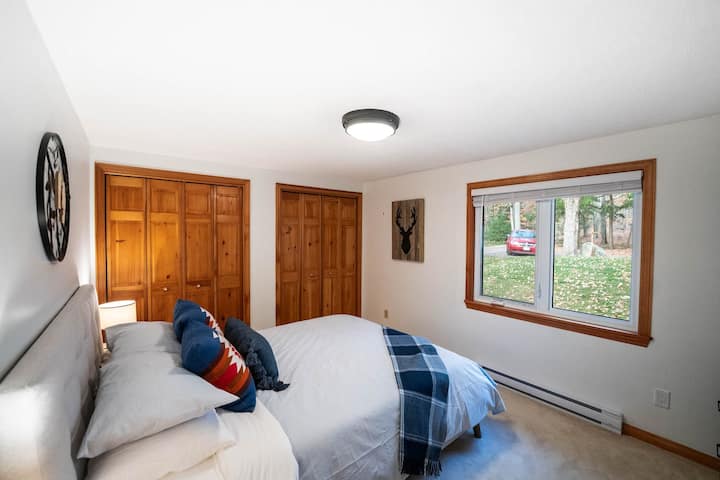 Bedroom 2: Queen Bed