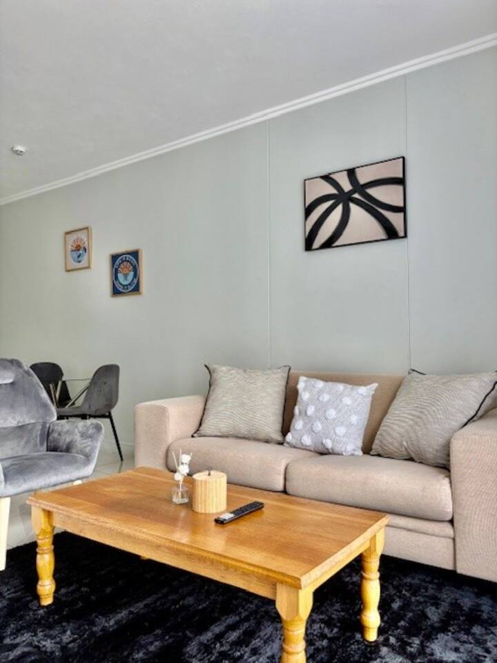 Удобен диван и уютен стол с гледка.