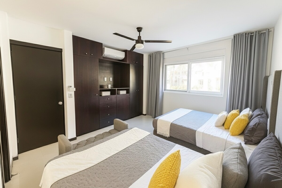 Slaapkamer 1: 2 tweepersoonsbedden en een grote kast.

Slaapkamer 1: 2 tweepersoonsbedden en een ruime kast.