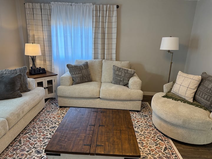 Cozy 2 Bedroom Home, New Remodeled, Large Yard - Hamilton, MT