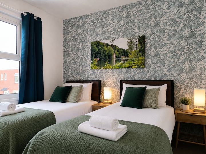 The Garden Suite is a bright, elegant twin room, convertible to a Super King on request. With peaceful cul-de-sac views, a writing desk, wardrobe, robes and slippers, it’s ideal for couples or friends seeking a tranquil retreat.