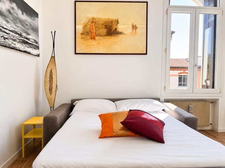 Sofa kitanda yenye starehe katika eneo la kukaa