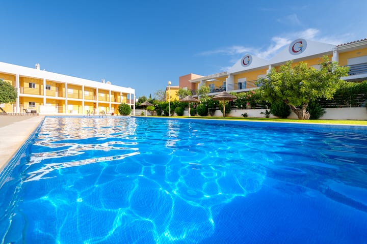 Relaxing Pool-side Cosy Apartment - Guia