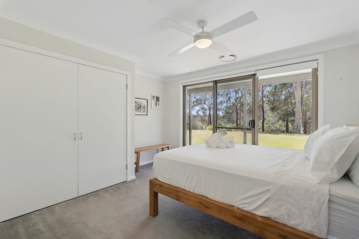 Precioso y espacioso dormitorio con vistas al estuario y al patio.Cama Queen con sábanas y toallas 100% algodón.