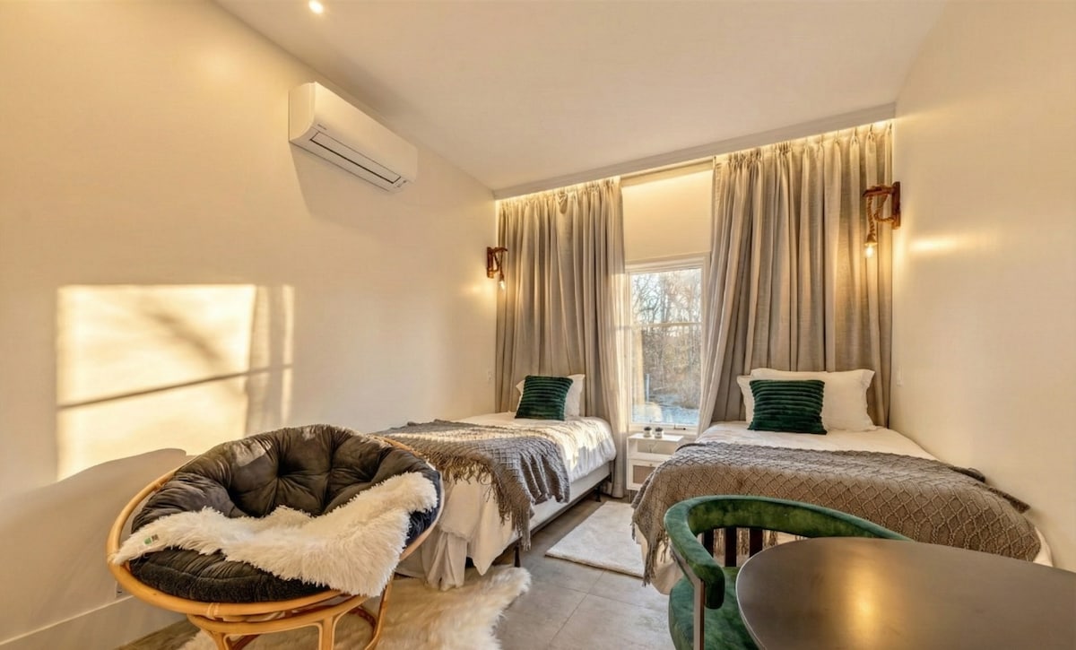 Vaše štúdio v tomto novo zrekonštruovanom butikovom ubytovaní má kuchynský kút, vlastnú kúpeľňu, televízor Smart HDTV, rýchle Wi-Fi, klimatizáciu a kúrenie a stôl a stoličky na stolovanie alebo prácu.