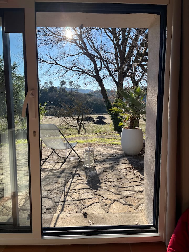 غرفة النوم الثالثة، الغرفة الوحيدة المكيفة. تفتح نافذة غرفة النوم على تراس مستقل صغير.