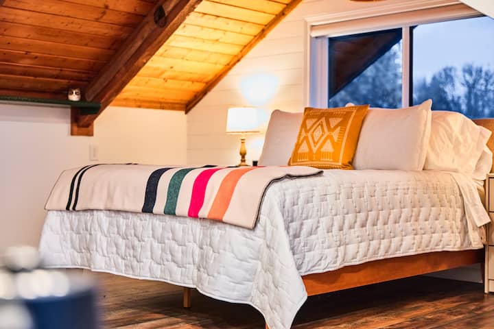 استمتع بالاستلقاء على مرتبة إسفنجية ميموري فوم مع بياضات قطنية 100% واستيقظ منتعشًا ومستعدًا لمغامرتك القادمة في منطقة شمال غرب المحيط الهادئ. في ذا أول هاوس، نحن ملتزمون باستخدام المنظفات اللطيفة والآمنة والنظيفة وغير المسببة للحساسية والمتوافقة أخلاقيًا.