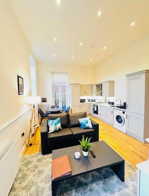 Top Airbnb: P8 · 1-Bed by Ormeau Park • Quick City Access in Ormeau