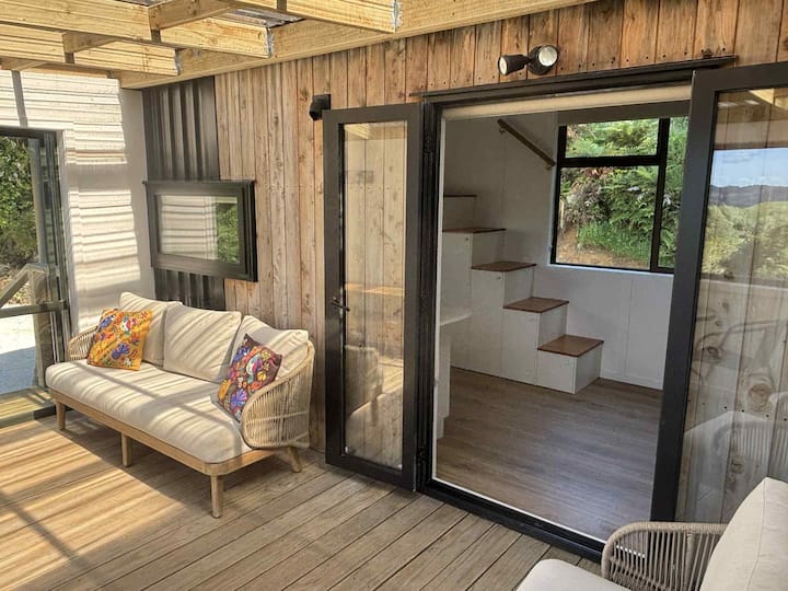 Feather And Stone Hideaway 
Tiny Home In Waitomo - Nouvelle-Zélande