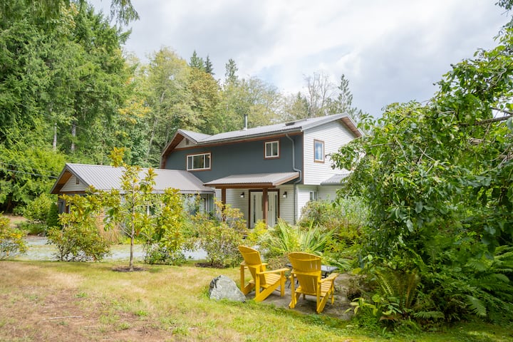 The Williams Shop Guest Collective • Sleeps 24