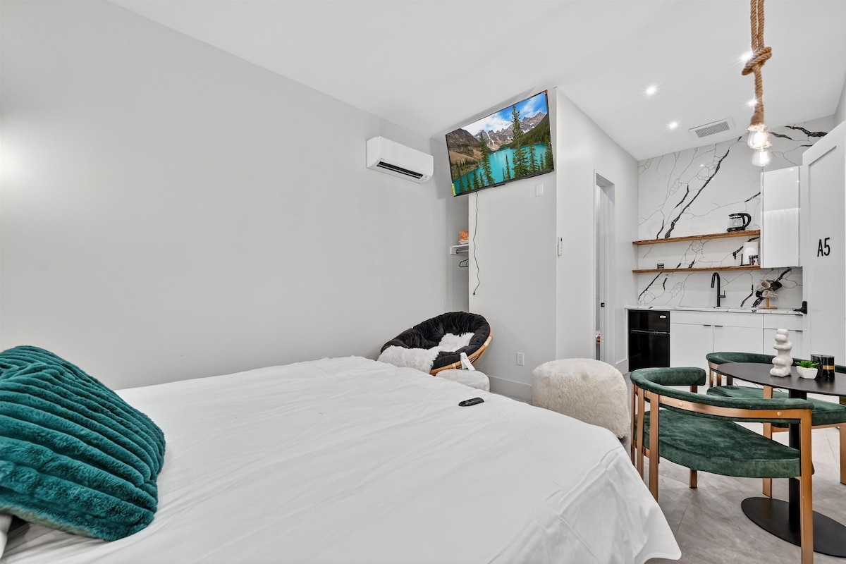 Izba má stôl a stoličky na prácu alebo stolovanie, sedačku futon, televízor Smart HDTV, vlastné ovládanie klimatizácie a kúrenia, zatemňovacie závesy a teplé drevené prvky, ktoré vytvárajú útulnú a pokojnú atmosféru.