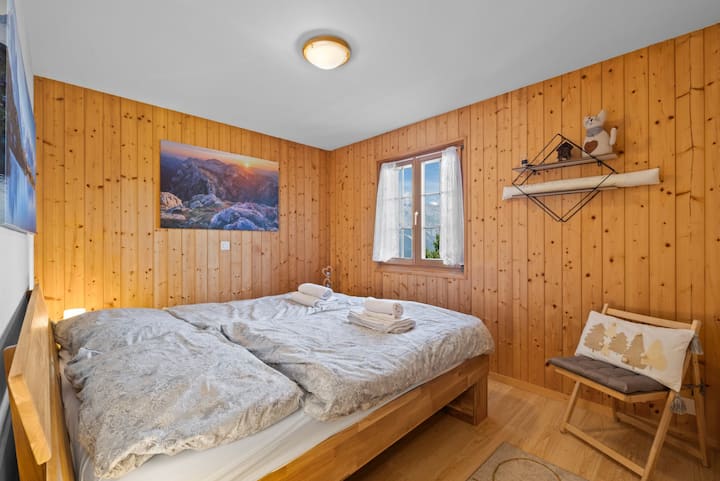 Planta baja, habitación 2: dormitorio principal (180 x 200 cm). Ventana con vistas a las montañas.