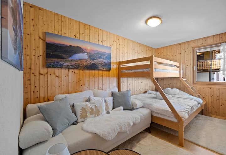 Planta baja, habitación 1: refugio y dormitorio con litera. Parte inferior para adultos (140 x 200 cm), parte superior para adolescentes (90 x 200 cm). El sofá se puede convertir en una cama.