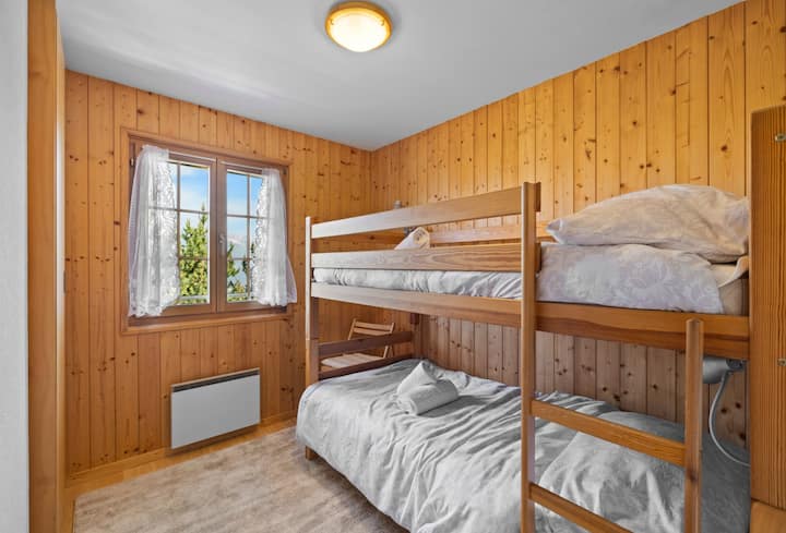 Planta baja, habitación 3: habitación infantil con vistas a la montaña
Litera (2 x 90 x 200 cm). La cama inferior también puede ser utilizada por un adulto, pero está diseñada para niños/adolescentes.