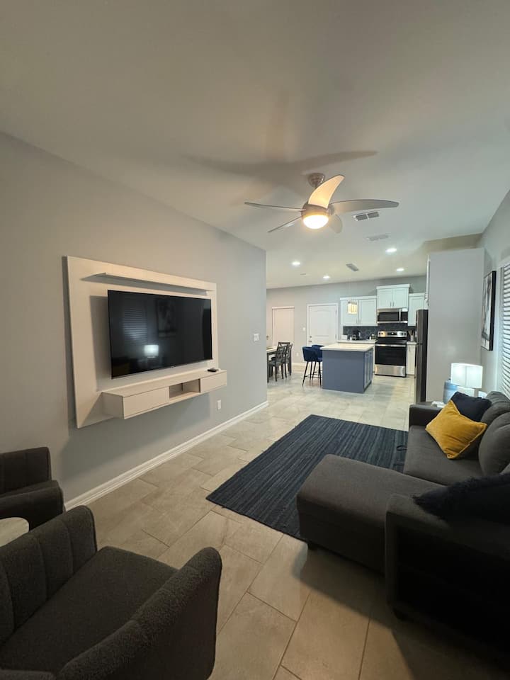 Modern & Cozy Urban Apt! 2 Bed, 2 Bath, 1 Sofabed - McAllen