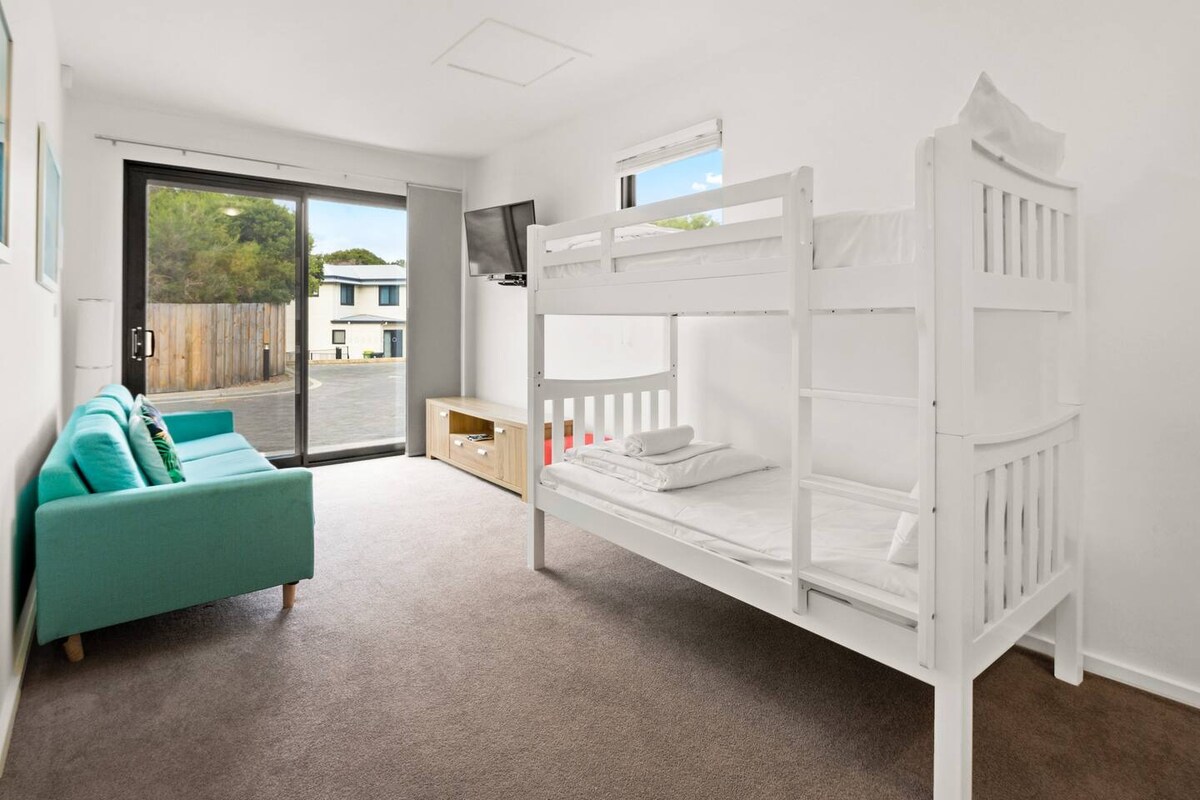 ห้องนอนสองชั้นอเนกประสงค์เป็นพื้นที่ที่สนุกสนานกว้างขวางพร้อมเลานจ์สมาร์ททีวีเครื่องปรับอากาศและทางเข้ากลางแจ้งโดยตรง
