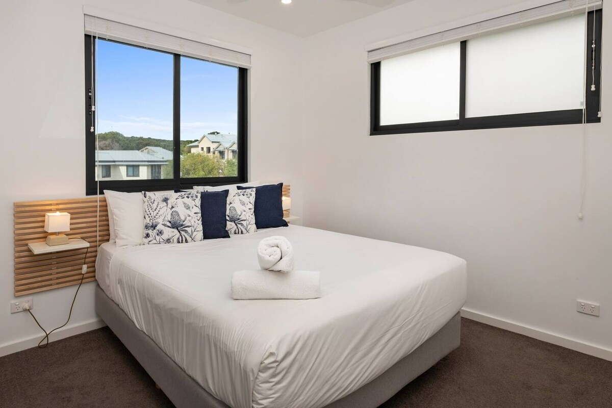 ห้องนอนที่สามเป็นที่พักผ่อนที่เงียบสงบพร้อมเตียงควีนไซส์หรูหราและหน้าต่างบานใหญ่พร้อมมู่ลี่สำหรับการนอนหลับพักผ่อนอย่างเต็มที่
