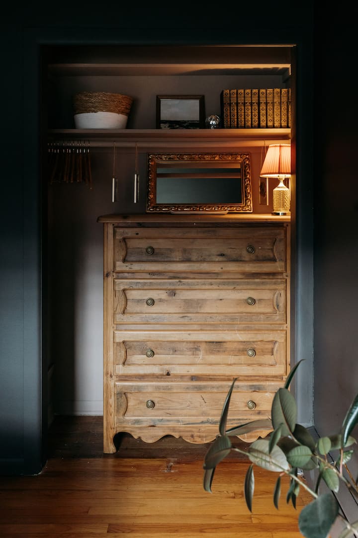 Rincón del vestidor con espejo vintage e iluminación ambiental: un rincón acogedor para instalarse.