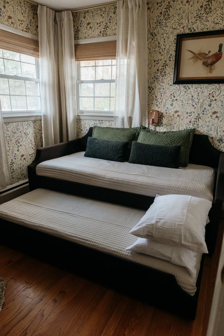 Acomódate en una habitación tranquila y envuelta en flores que combina comodidad con creatividad.