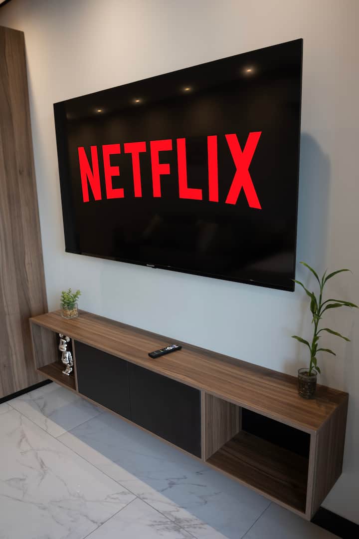 תיהנו מהסדרות ומהסרטים האהובים עליכם בטלוויזיה חכמה ויפה עם גישה לנטפליקס, בסביבה קרירה ונוחה הודות למיזוג האוויר