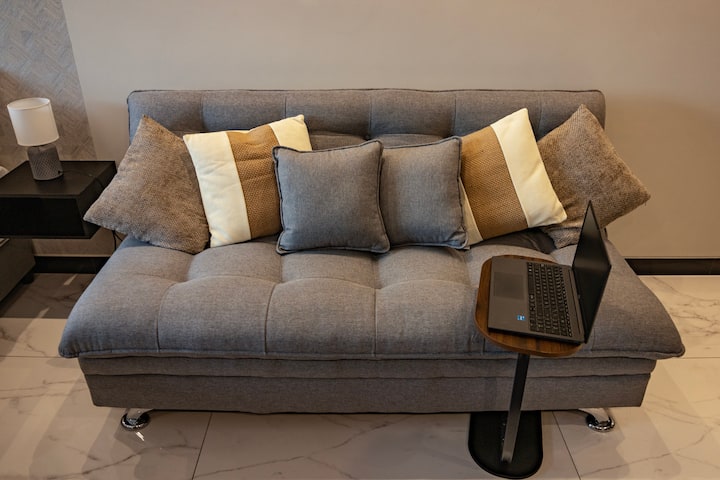 ️ הירגעו על הספה הנפתחת הנוחה בסלון, אידיאלית כדי ליהנות מסרט ב-Netflix באווירה המושלמת הודות למיזוג האוויר. נכס שמתאים למנוחה ולנוחות שלכם