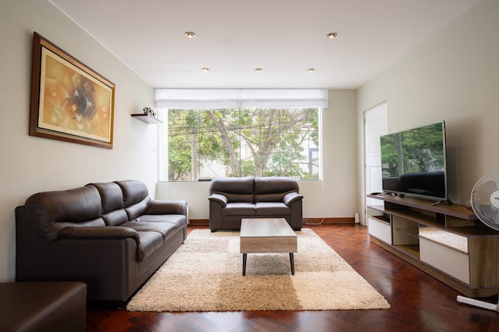 Safe Area, Spacious Flat In San Isidro, Lima - Perú